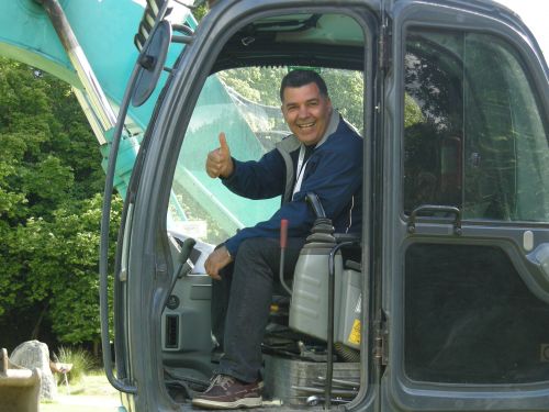 Amram i gravemaskin.jpg