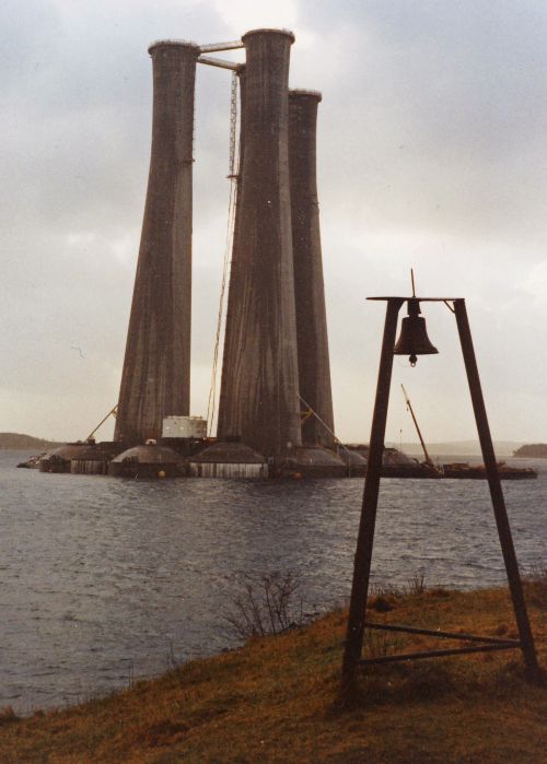 Gullfaks C GBS i Digernes sundet.1988.10.jpg